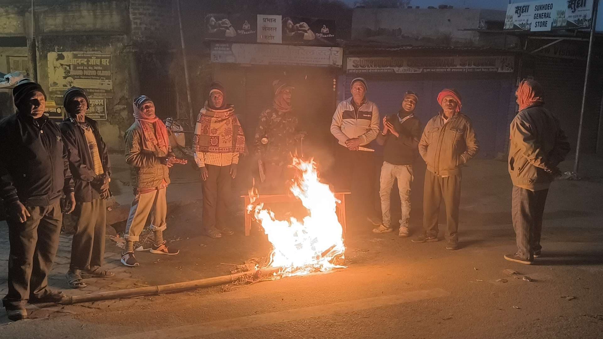 Giridih News : घने कोहरे और सर्द हवाओं से ठिठुरा गिरिडीह