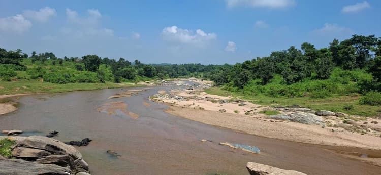 Giridih News : अनोखी प्राकृतिक छटा के बीच देवरी के पिकनिक स्पॉट हुए गुलजार