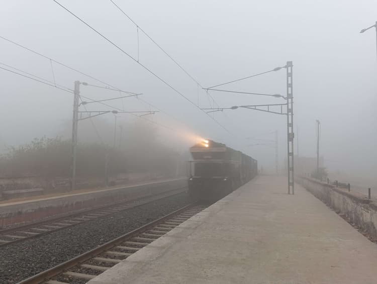 Giridih News : कोहरे का कहर से धीमी हुई ट्रेन की रफ्तार