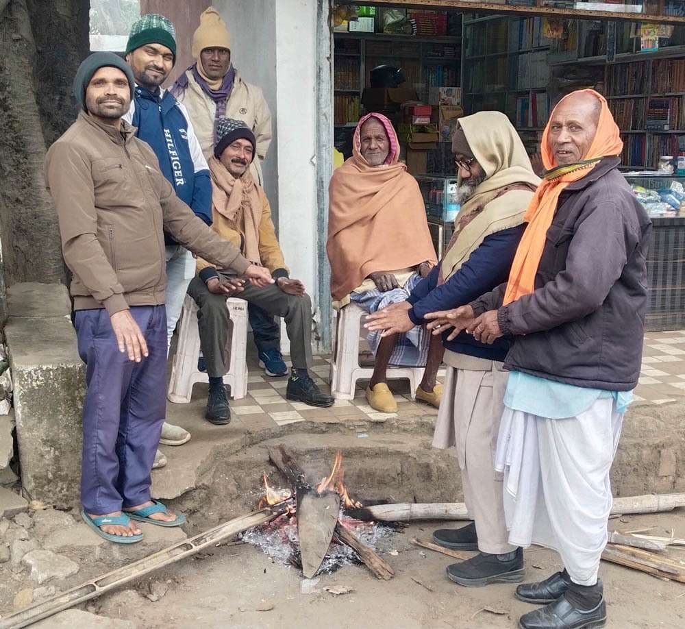 ठंड से बचाव के लिए अलाव ही बना सहारा