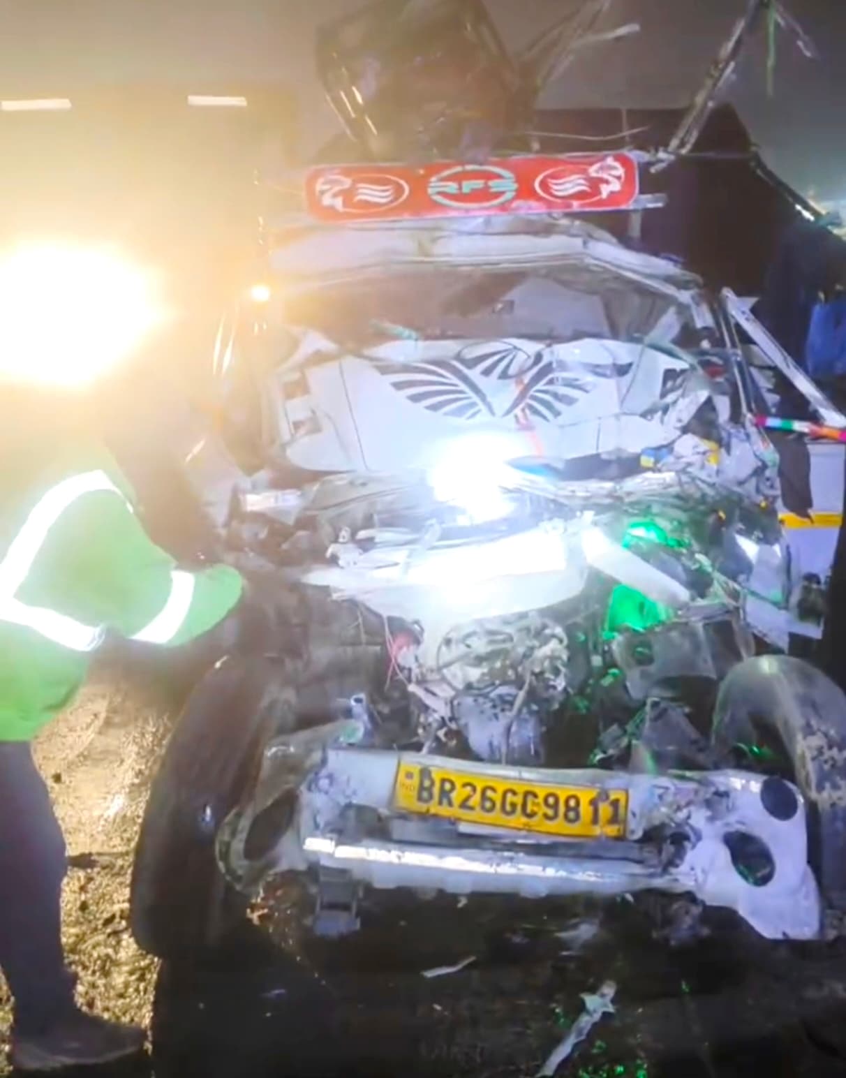 बारुण में तेज रफ्तार टेलर से टकराई पिकअप, दो भाइयों की मौत