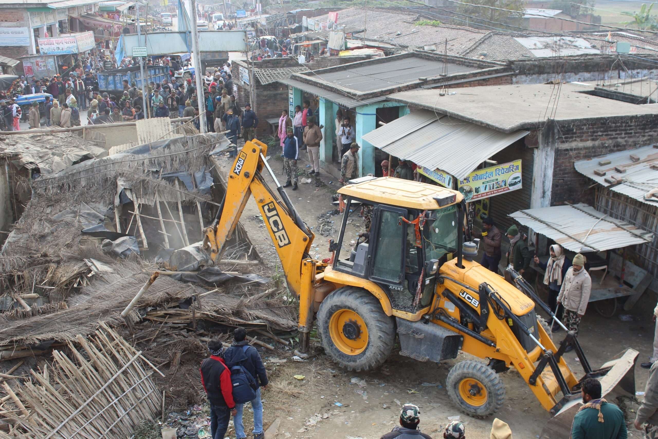 Sitamarhi : हाइकोर्ट के आदेश पर सरकारी जमीन से हटाया गया अतिक्रमण