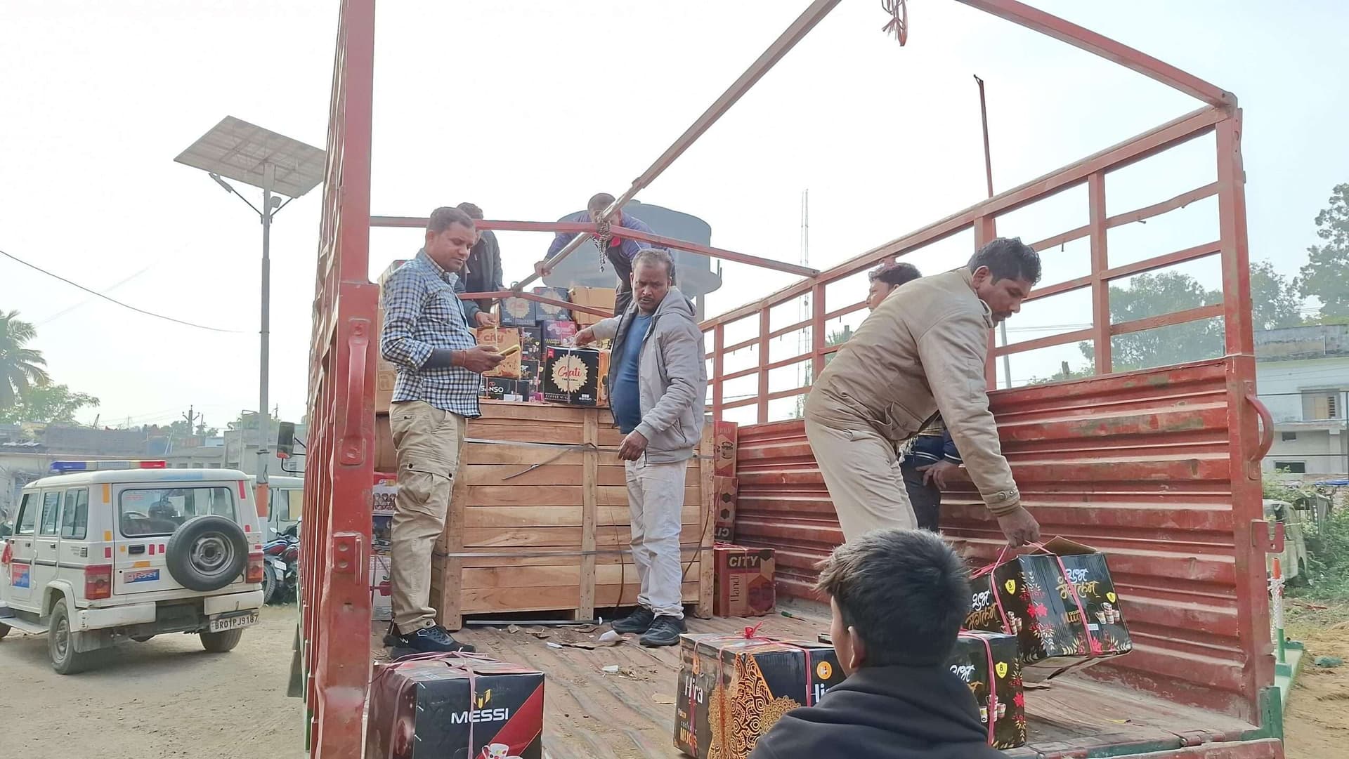 गिफ्ट आइटम की आड़ में शराब तस्करी का बड़ा खुलासा, अंतरराज्यीय गिरोह के तीन तस्कर गिरफ्तार