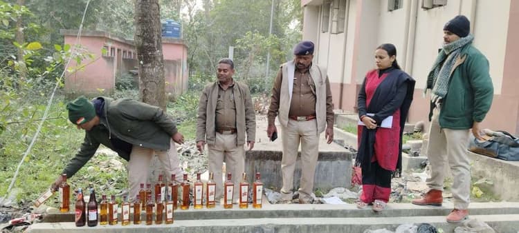 जब्त की गयी 21.550 लीटर शराब की गयी नष्ट