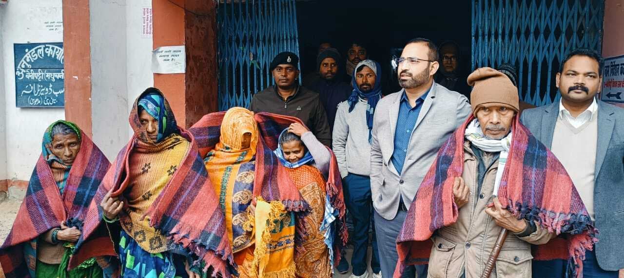 Madhubani News : एसडीएम ने गरीबों के बीच बांटा कंबल