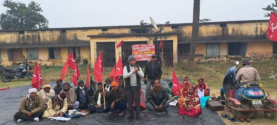 मेहरमा में किसानों ने 13 सूत्री मांगों को लेकर दिया धरना
