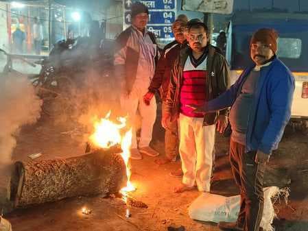 हनवारा में ठंड से राहत के लिए की गयी अलाव की व्यवस्था