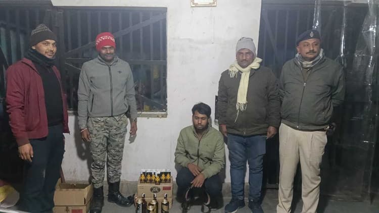 सदर अस्पताल के गेट के पास शराब तस्करी का खुलासा, 23 लीटर शराब के साथ युवक धराया