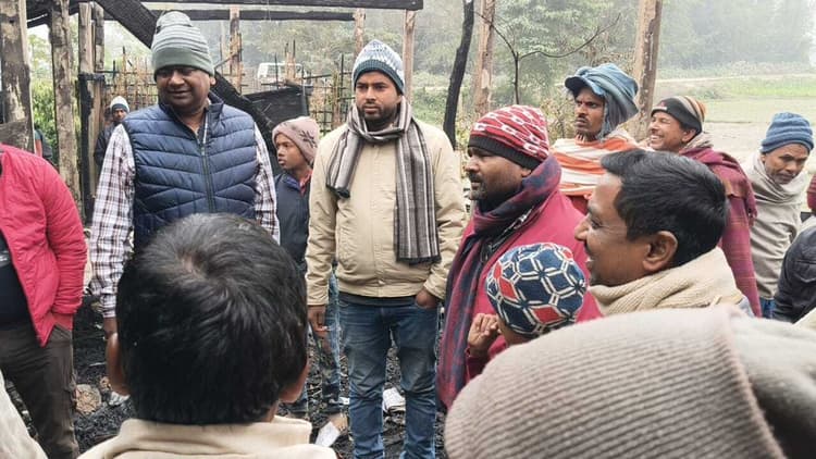 अलाव से लगी आग से तीन घर जले, एक लाख नकदी समेत सामान नष्ट