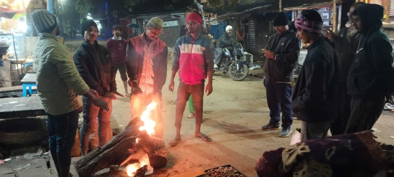 बिहिया नगर में 30 स्थानों पर नपं प्रशासन ने की अलाव की व्यवस्था