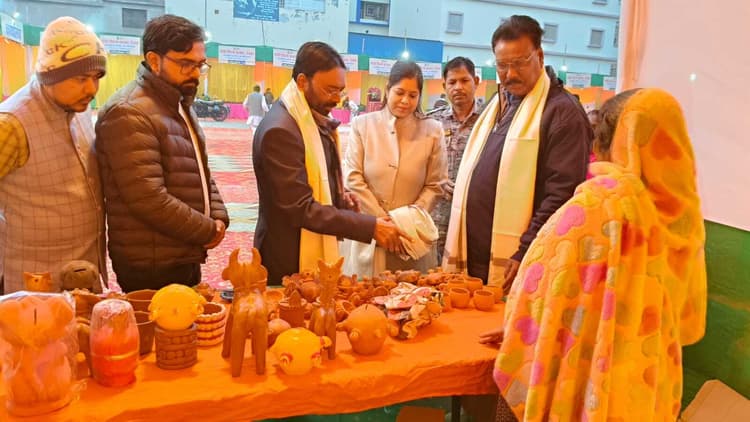 Deoghar News : गांधी शिल्प बाजार का शुभारंभ, 50 स्टॉलों पर सजी हस्तकला की पहचान