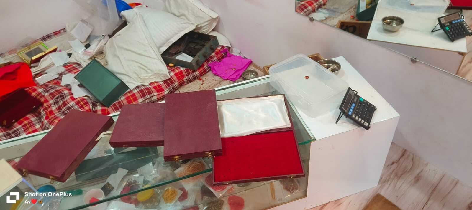 आभूषण दुकान का ताला तोड़ ढाई लाख के जेवरात की चोरी