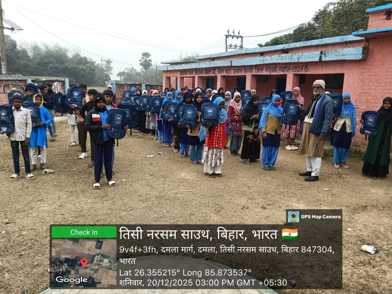 Madhubani News : छात्रों के बीच पाठ्य सामग्री का किया वितरण