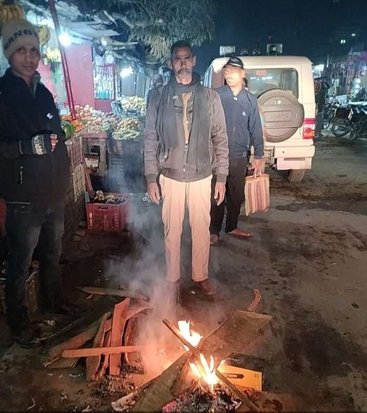 Madhubani News : चौक चौराहे पर की गयी अलाव की व्यवस्था