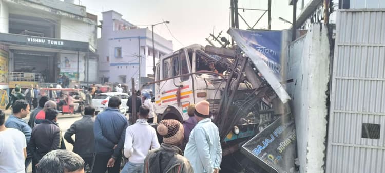 Giridih News :बिजली पोल से टकराया ट्रेलर, ट्रांसफॉर्मर क्षतिग्रस्त