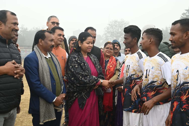 Chaibasa News : प्रतियोगिता से ग्रामीण प्रतिभा को मिलेगा बेहतर मंच : मधु कोड़ा