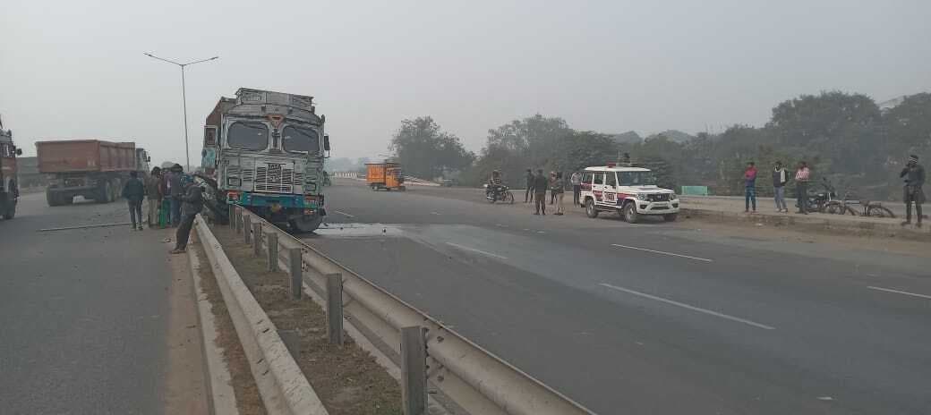 वाहन को बचाने में डिवाइडर से टकराया ट्रक, चालक घायल