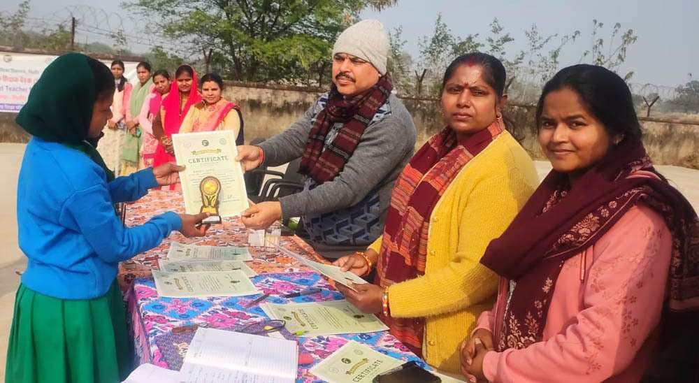 परीक्षा में बेहतर करने वाली छात्राएं सम्मानित