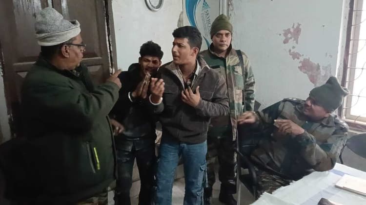 घोष मोड़ के समीप छात्रा का मोबाइल छीनकर भाग रहे दो युवकों को सुरक्षा गार्ड ने पकड़ा