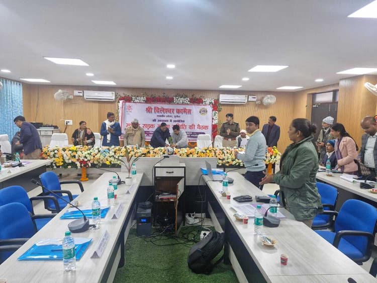 जिला सड़क सुरक्षा समिति की बैठक में दुर्घटना पर विराम लगाने के लिए दिये गये कई निर्देश