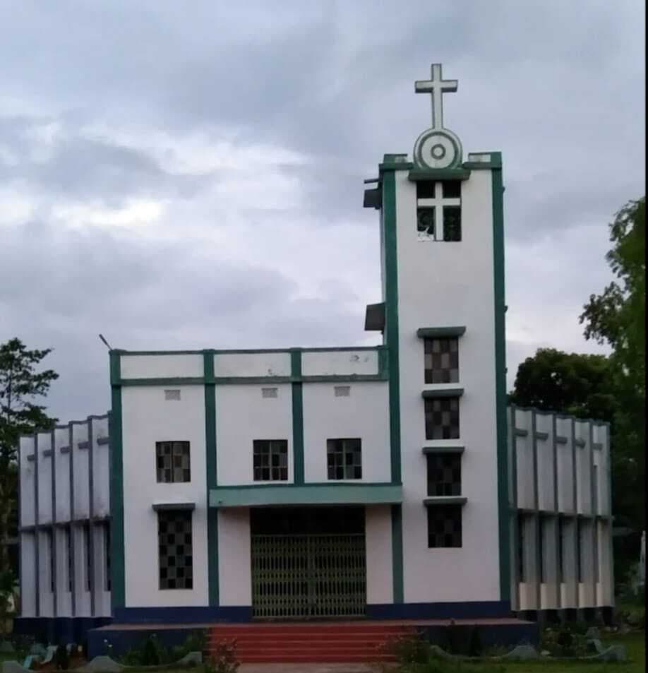 क्रिसमस के लिए सजने लगे चर्च, घरों पर कार्यक्रम के लिए खरीदारी भी शुरू