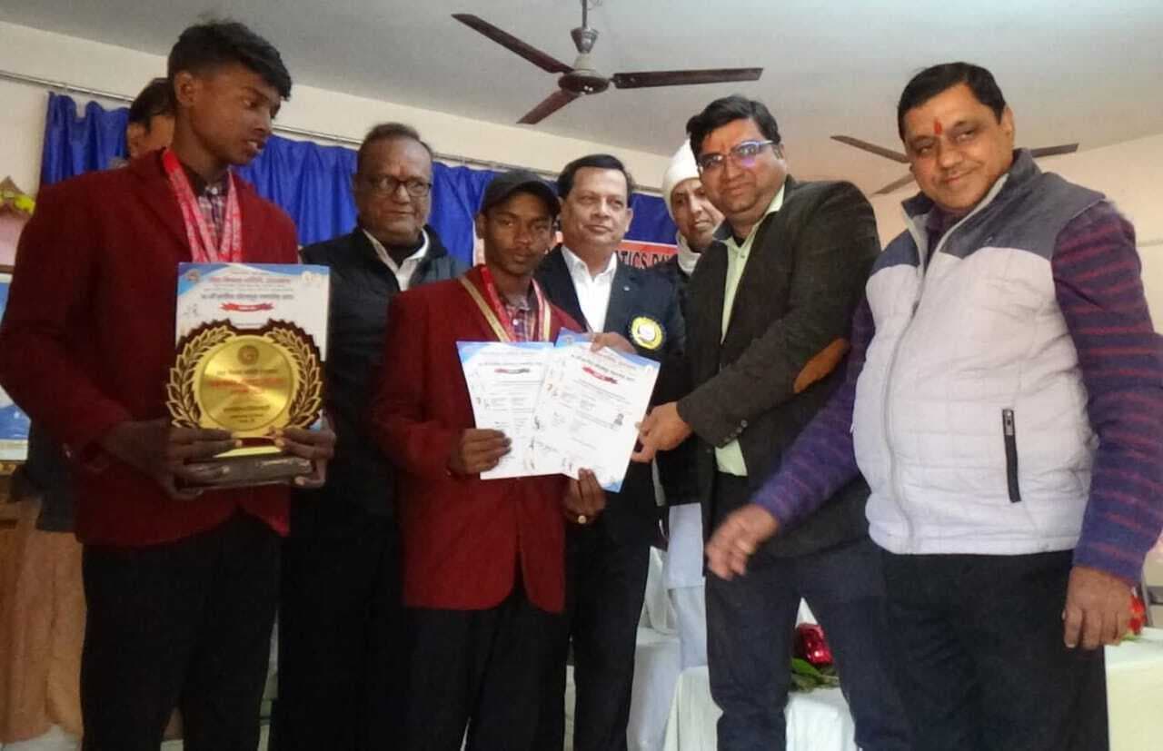 सुजीत ने राज्यपाल के हाथों बेस्ट एथलीट का पुरस्कार प्राप्त कर स्कूल को किया गौरवान्वित
