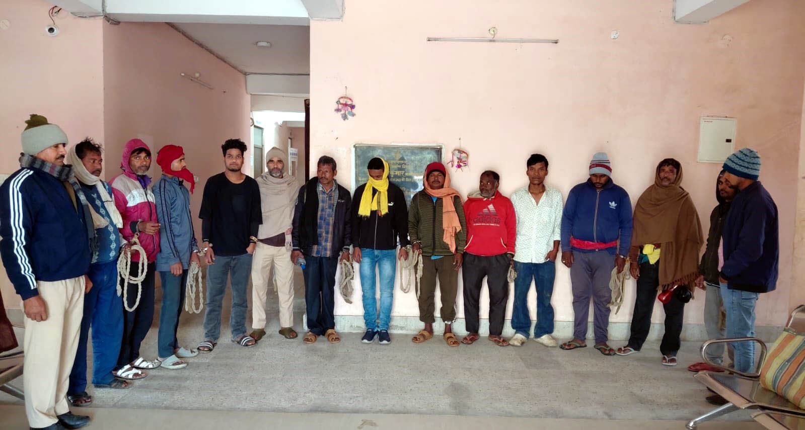 शराब के साथ एक तस्कर व 13 शराबी गिरफ्तार