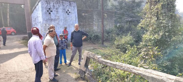 Bokaro News : जर्जर पुलिया से गिरी गाय