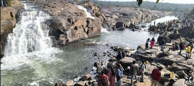 Giridh News :जिले के पर्यटन स्थल पर उमड़ने लगी भीड़
