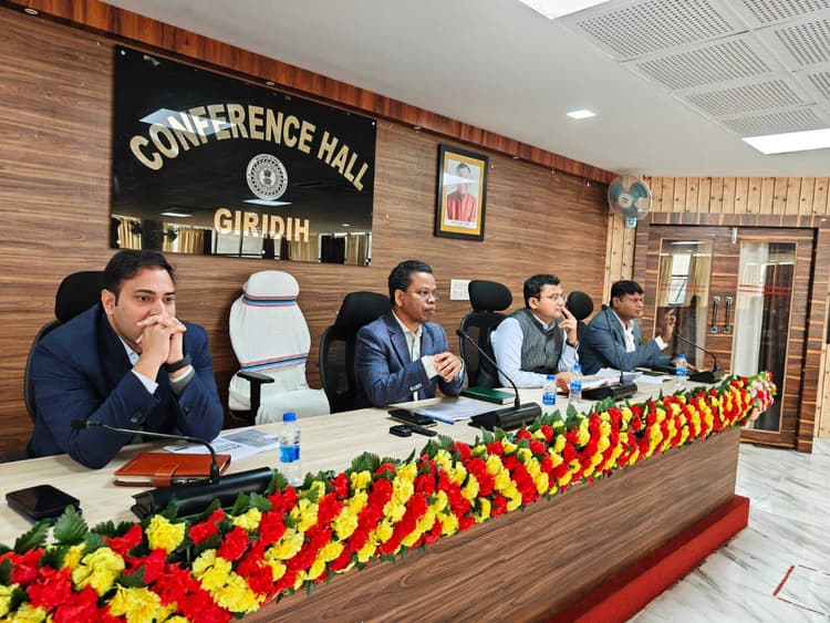 Giridh News :राजस्व, निबंधन व भूमि सुधार कार्यों की हुई समीक्षा