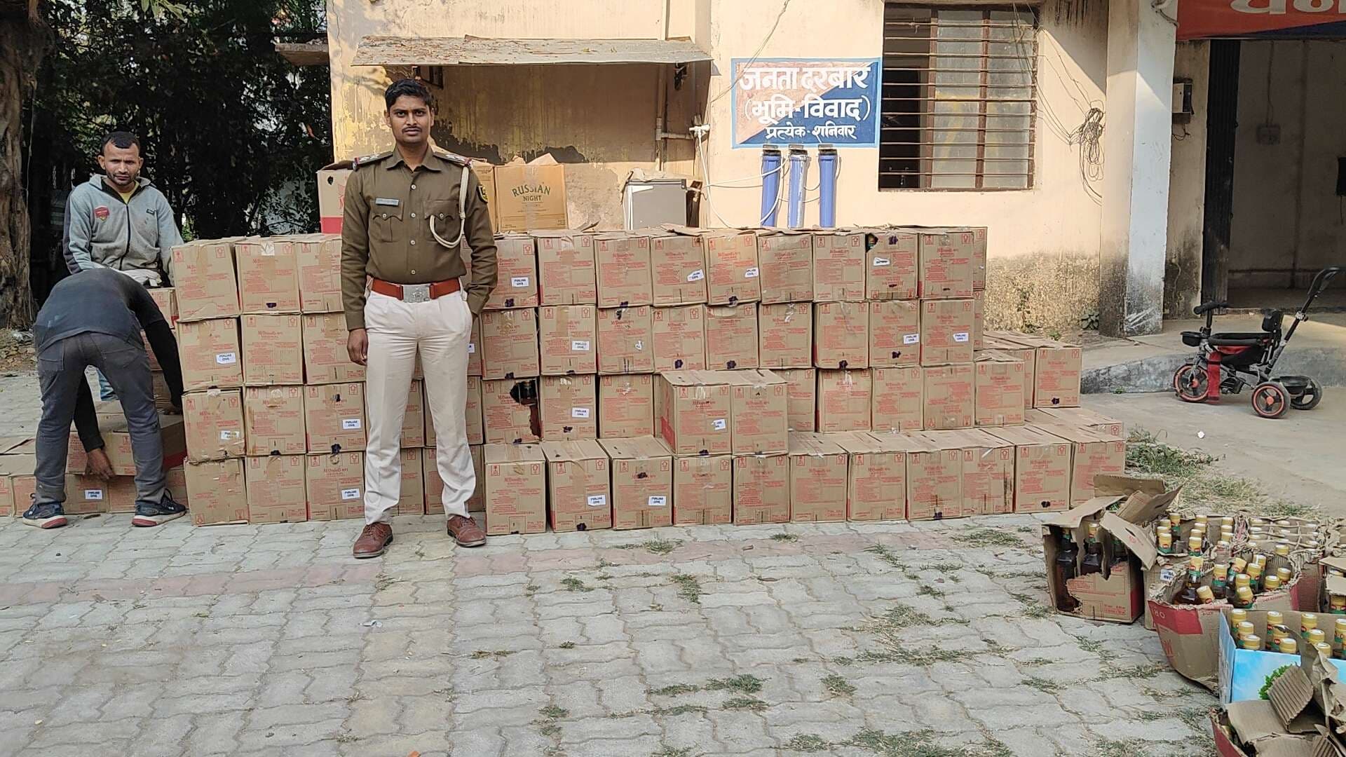 ट्रक पर लोडेड कपड़े के नीचे से 6271 लीटर अंग्रेजी शराब बरामद