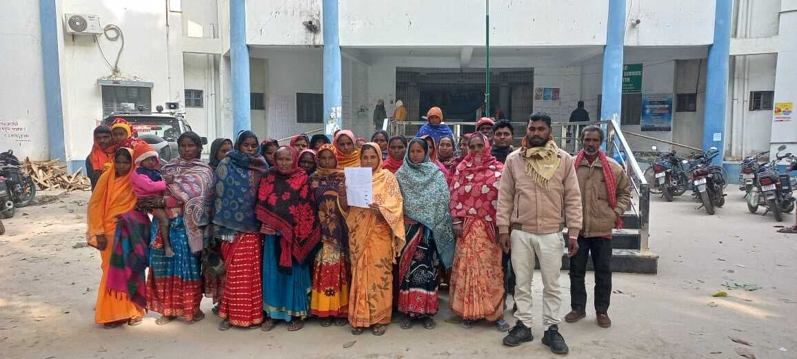 विस्थापित परिवारों ने अंचलाधिकारी को दिया आवेदन, पुनर्वास की मांग