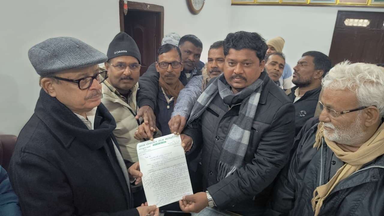 मुखिया ने सांसद को विकास कार्य को लेकर सौंपा ज्ञापन