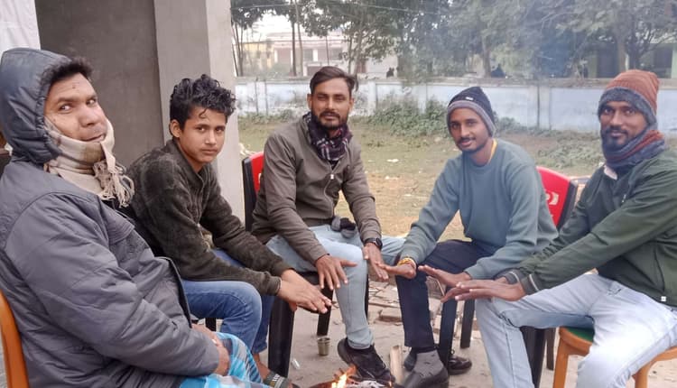 ठंड में चौक-चौराहों पर अलाव की व्यवस्था नहीं होने से लोगों में आक्रोश