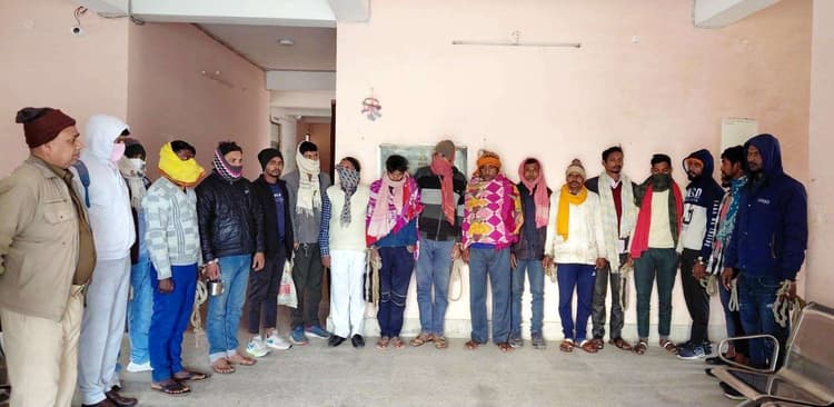 शराब के साथ एक तस्कर व 17 पियक्कड़ गिरफ्तार