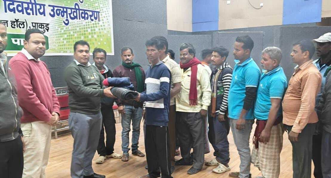 नगर परिषद ने कर्मियों के बीच बांटा ट्रैक सूट व कंबल