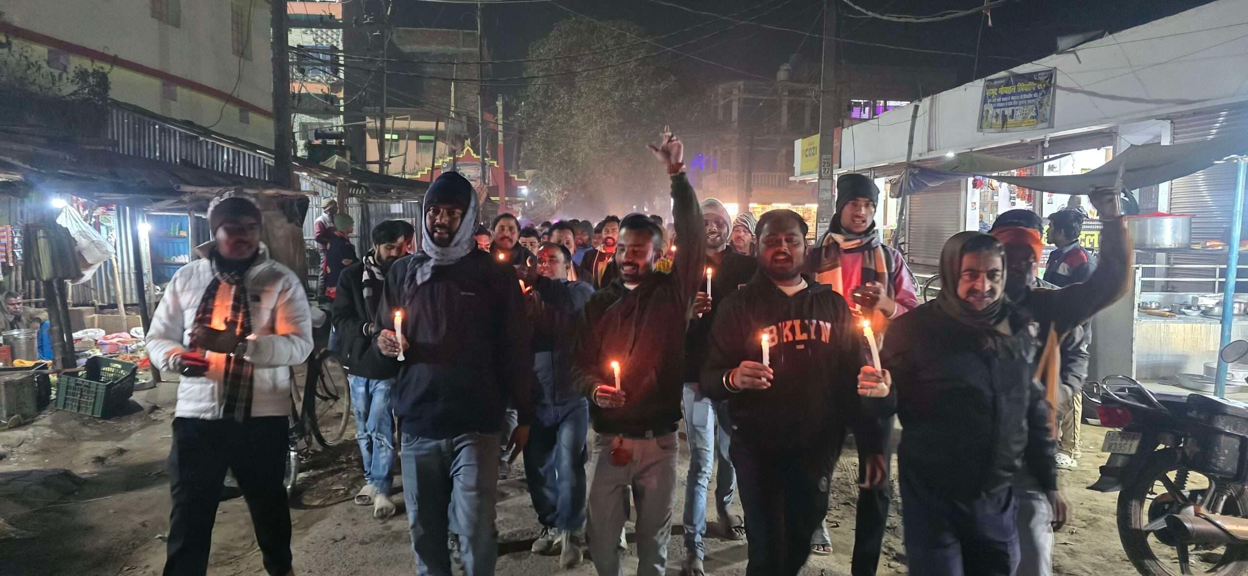 बांग्लादेश में हिंसा के विरोध में वीएचपी व बजरंग दल ने किया प्रदर्शन