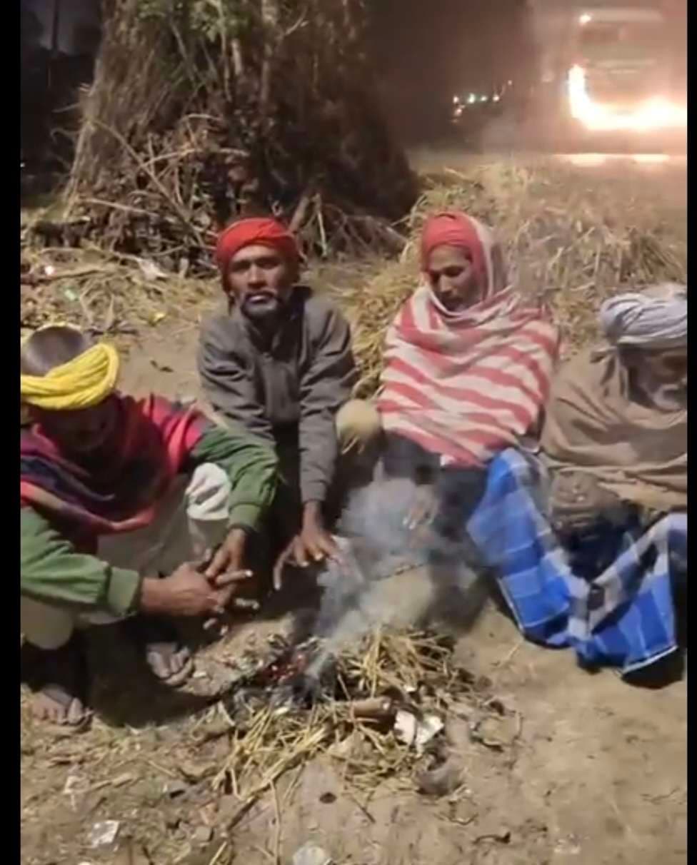 लोगों ने प्रशासन से की चौक-चौराहों पर अलाव जलाने की मांग