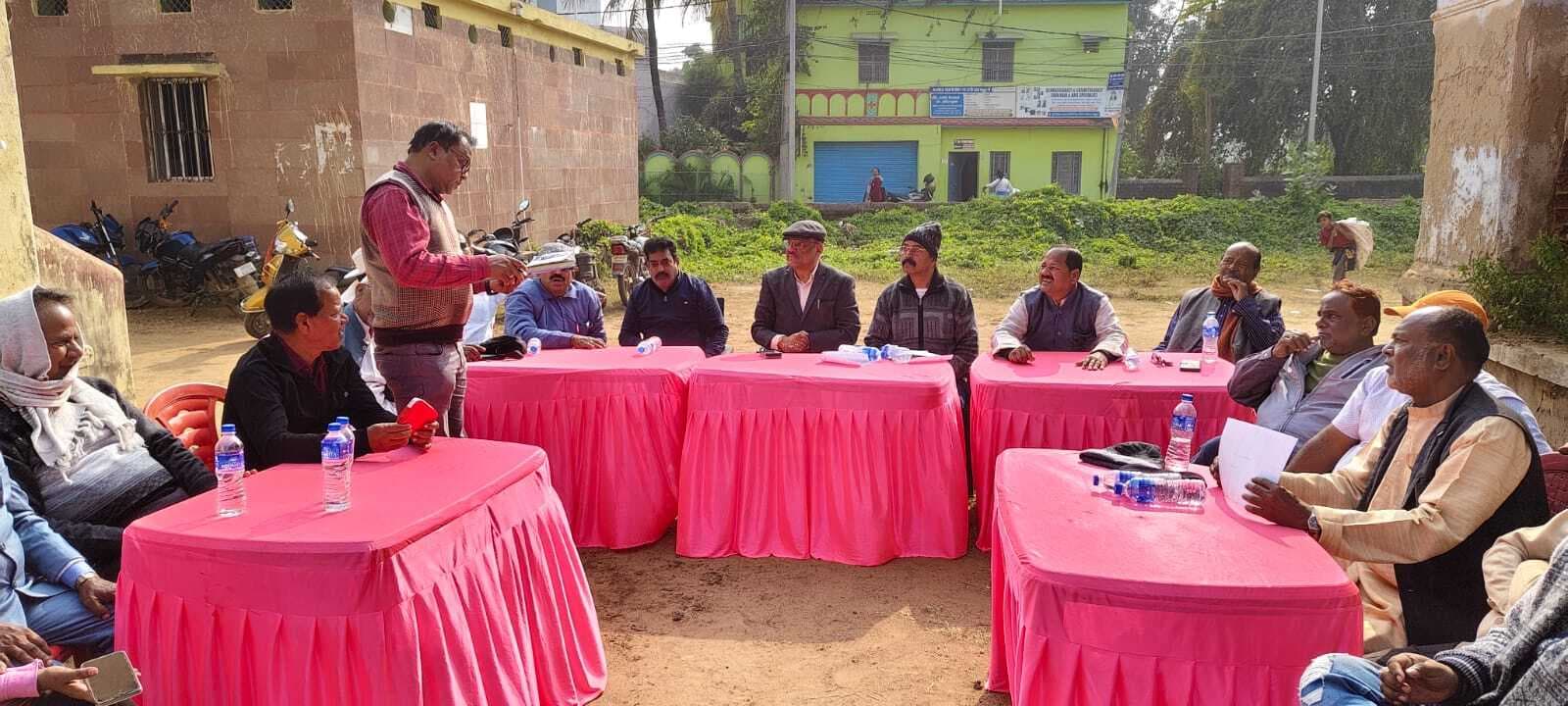 कंबल वितरण को लेकर रेडक्रॉस सोसायटी के सदस्यों ने की मंत्रणा