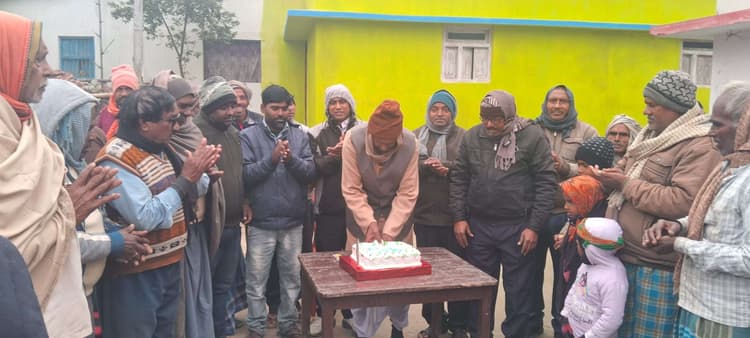 मदरना में केक काटकर मनाया गया किसान दिवस