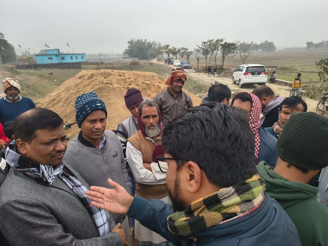 बाईपास निर्माण स्थल पर पहुंचे कार्यपालक अभियंता, भूस्वामियों से की बात
