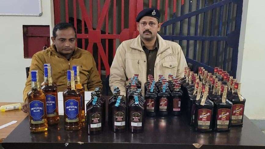 34.5 लीटर शराब के साथ दो महिला समेत तीन तस्कर गिरफ्तार