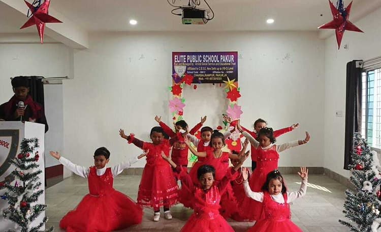 डीएवी के बच्चों ने मनाया क्रिसमस, सांता क्लॉज बनकर बांटे उपहार