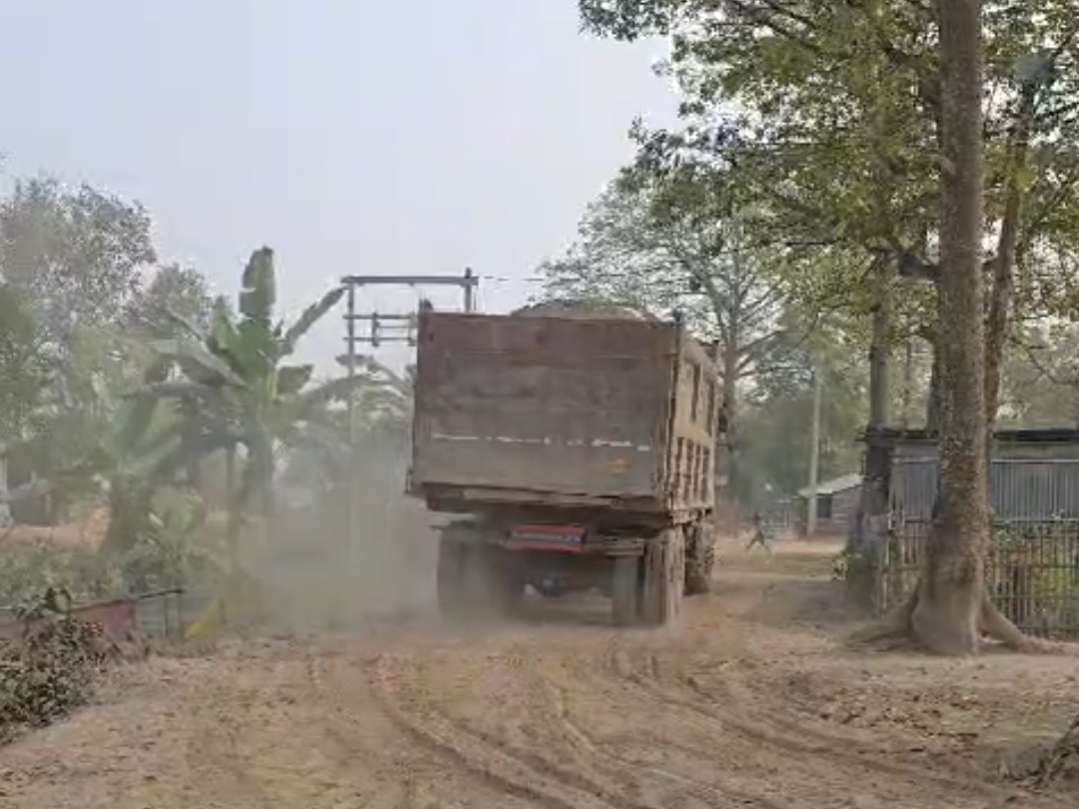 कोढ़ा में खुलेआम चल रहा मिट्टी का अवैध कारोबार