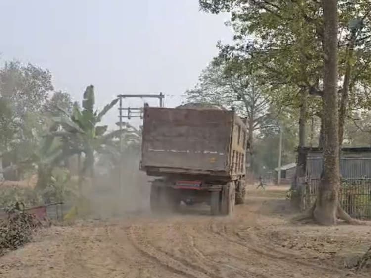 कोढ़ा में खुलेआम चल रहा मिट्टी का अवैध कारोबार