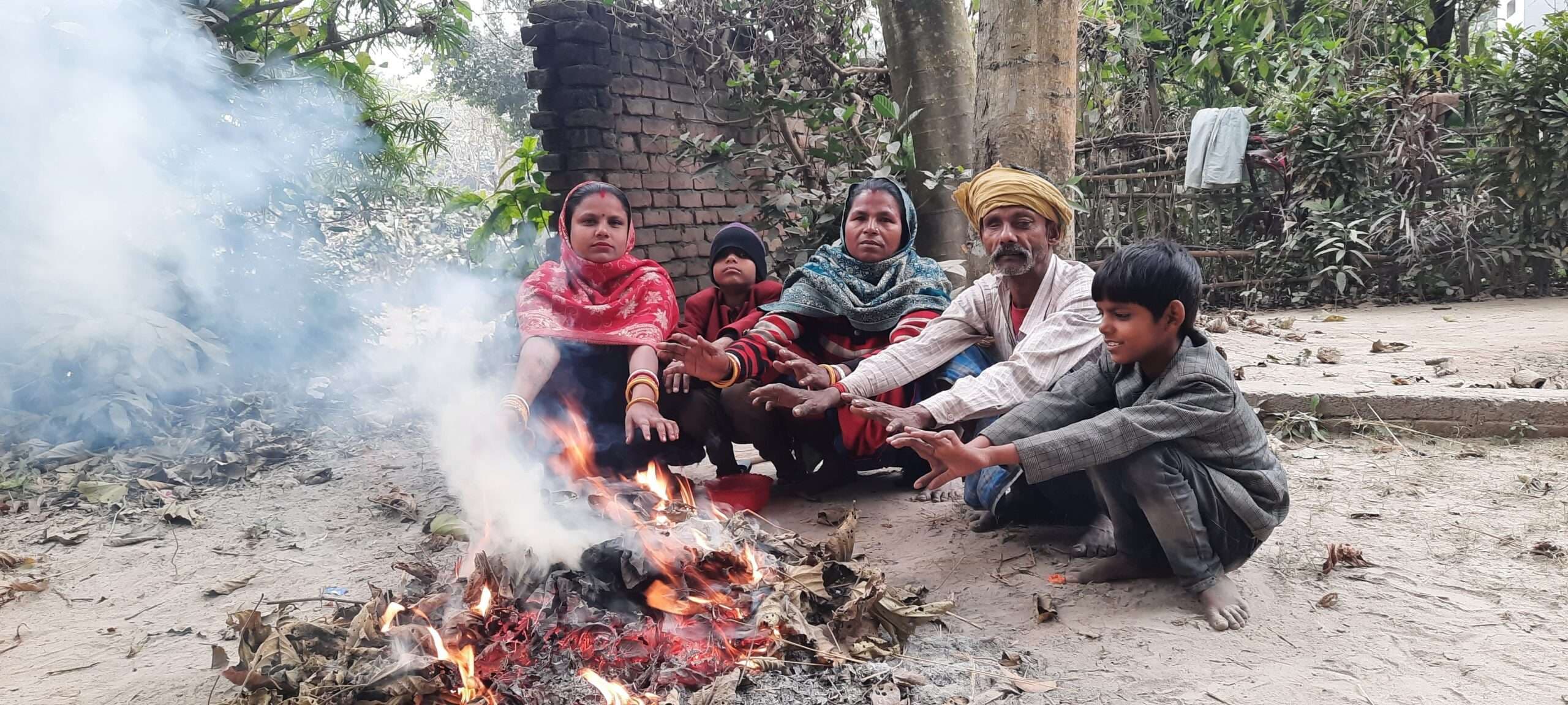 कड़ाके की ठंड में अलाव गरीबों का सहारा