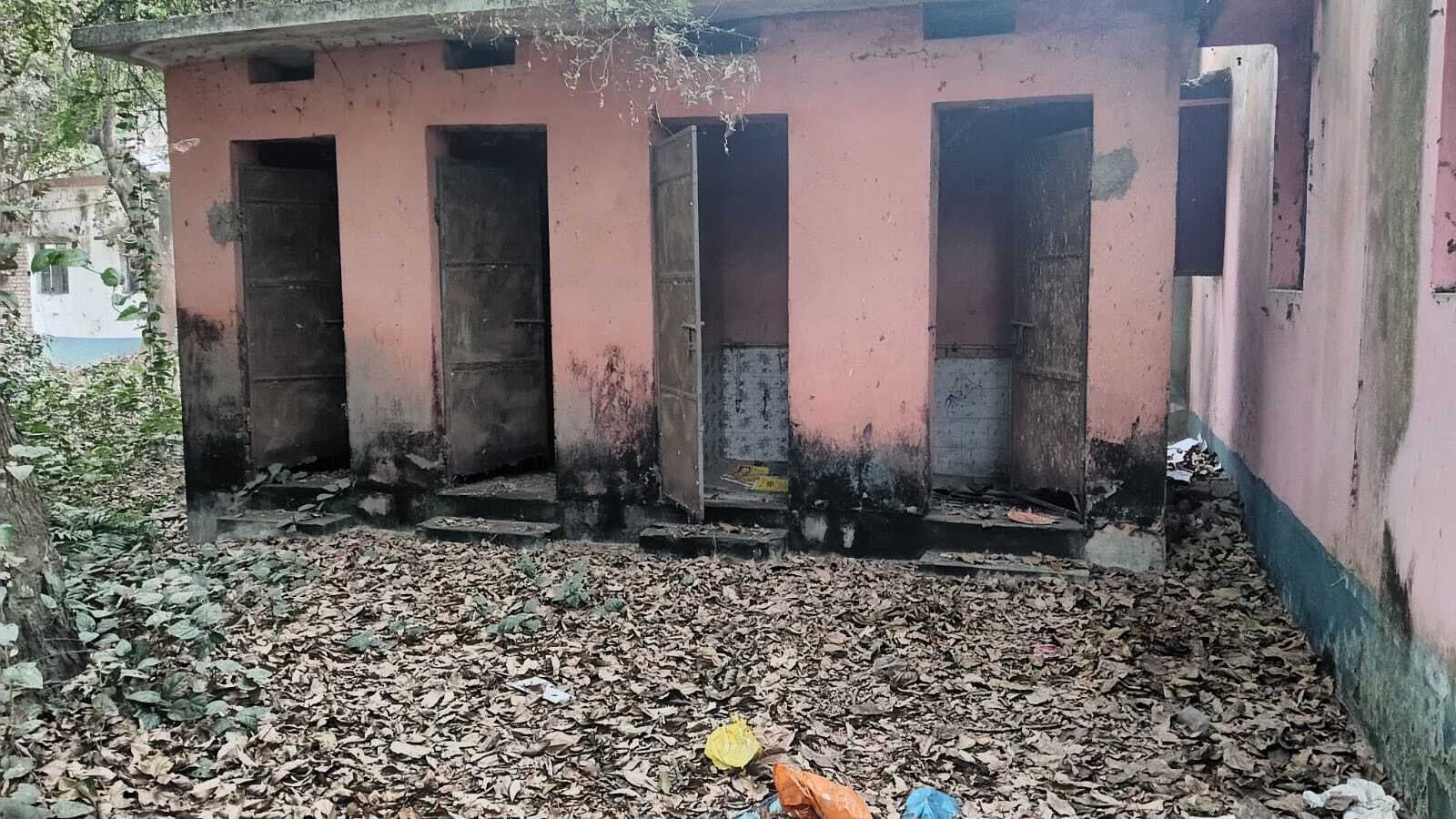 कोढ़ा प्रखंड कार्यालय में बने शौचालय किसी काम का नहीं