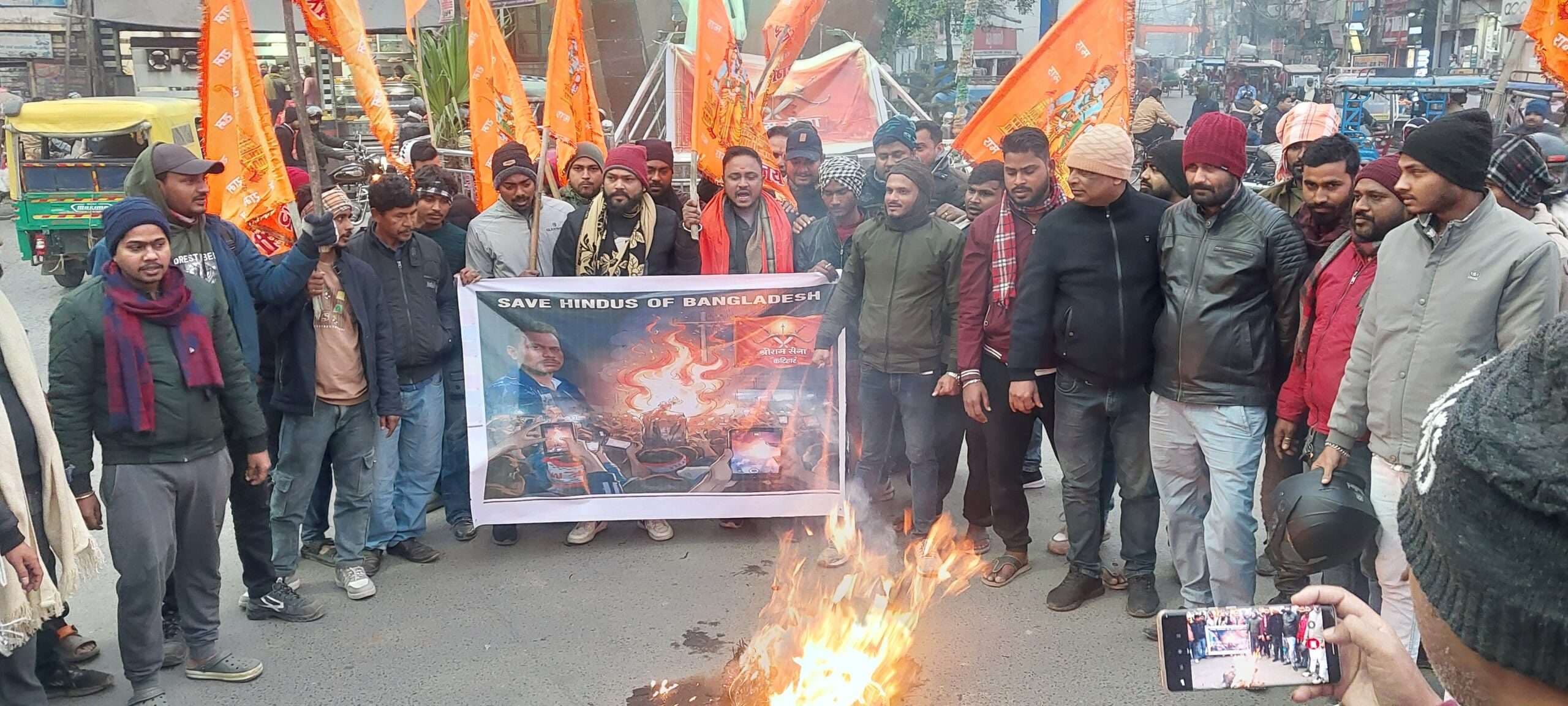 बांग्लादेश में हिंदुओं की हत्या पर श्रीराम सेना विरोध प्रदर्शन कर पुतला दहन किया