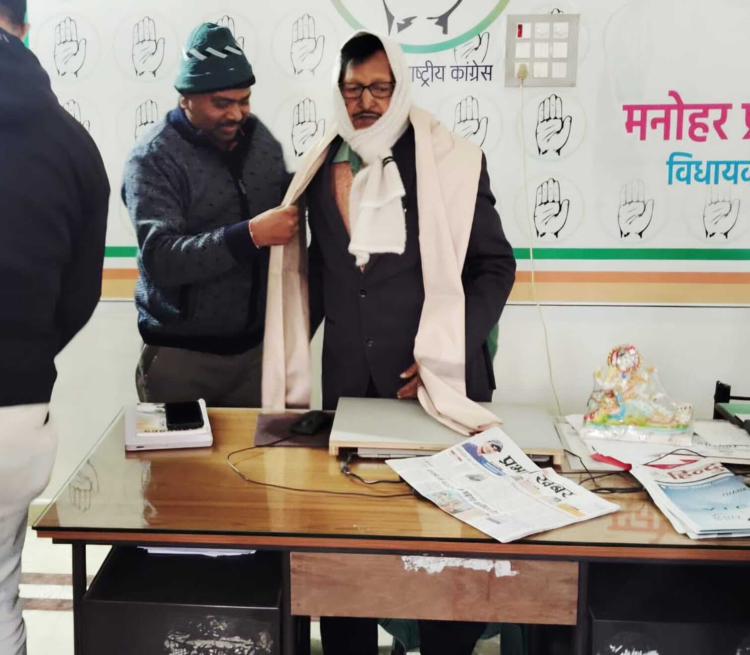 प्रधानाध्यापक ने मनिहारी विधायक का किया अभिनंदन