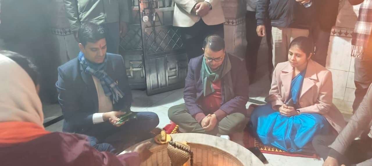 डीएम ने बाबा गोरखनाथ धाम में की पूजा-अर्चना